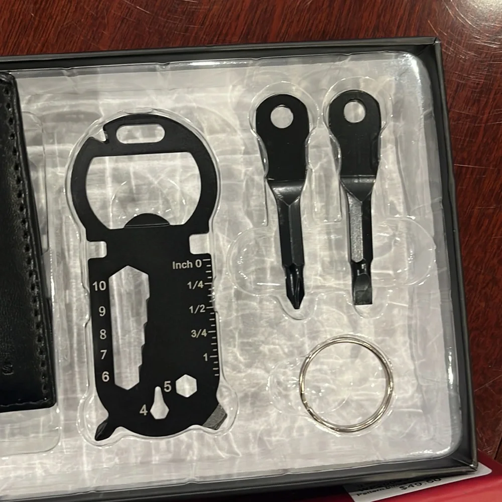Perry Ellis Pitfolio leather Bifold with keychain tool